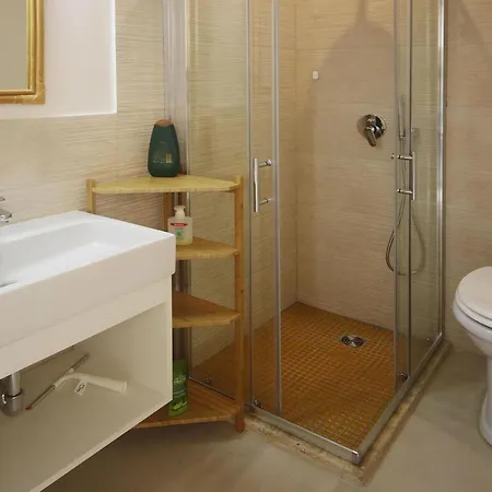 Spacious In With Garden Дом отдыха