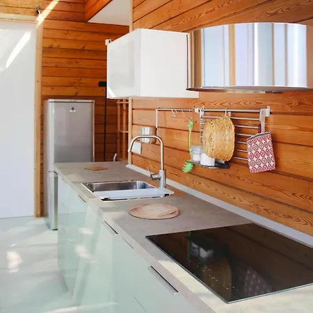 Spacious In With Garden Дом отдыха *