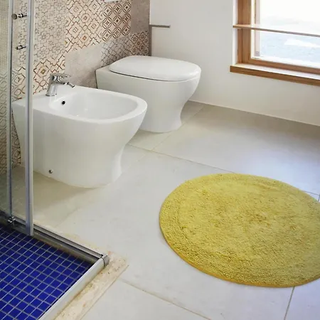 Spacious In With Garden Дом отдыха *